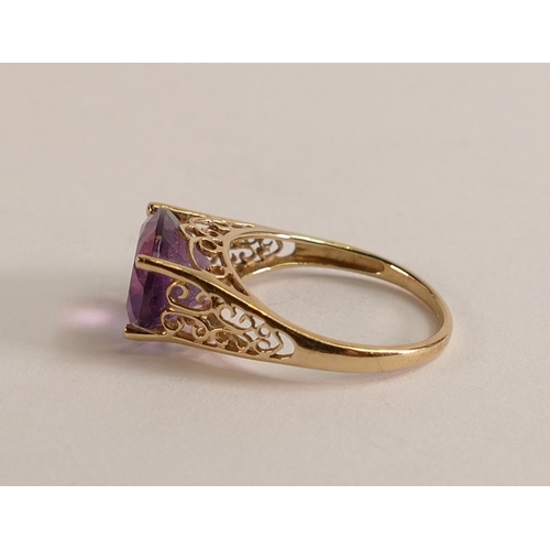 800 - 9ct gold ladies dress ring set with oval purple stone, size K, 2.1g.