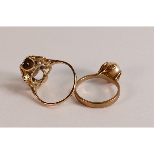 802 - Two 9ct gold ladies rings, one set with large brown stone and the other with single pearl, both size... 