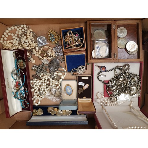 493 - A collection of vintage and modern costume jewellery to include Wedgwood jasperware pendants, neckla... 