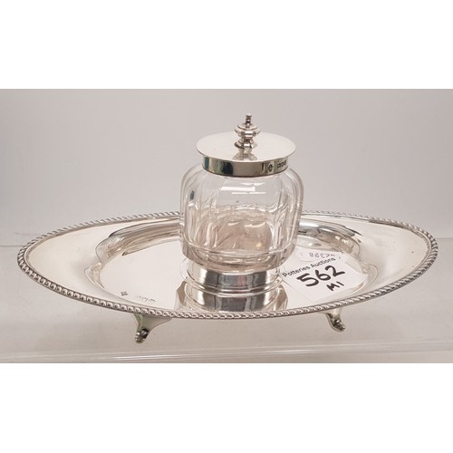 562 - Hallmarked Sterling silver desktop ink stand, weight of stand only 136.8g.