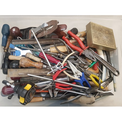 580 - A mixed collection of hand tools to include planes, chisels, spanners, pliers etc (1 tray).