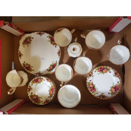 589 - Royal Albert Old Country Roses pattern 21pc tea set.