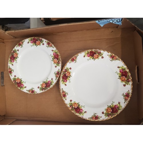 591 - Royal Albert Old Country Roses pattern dinner plates x 12.