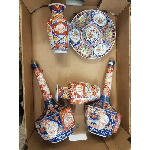 608 - 2 pairs of Japanese Imari vases together with more modern Imari ware plate (1 tray)