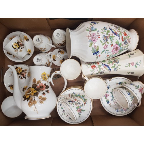 595A - A mixed collection of ceramic items to include Aynsley vases, Aynsley Pembroke tea trios and a Richm... 