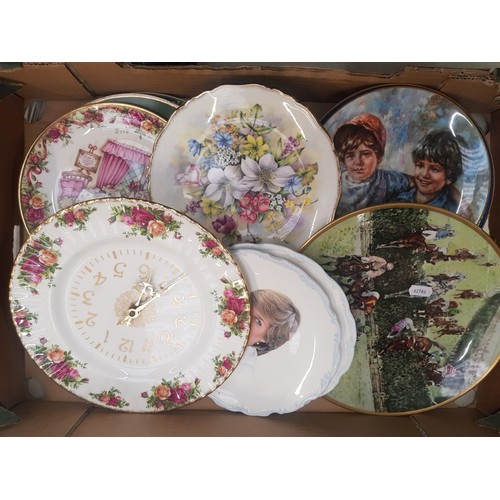 33 - A collection of decorative wall plates including Royal Albert and Royal Doulton examples together wi... 