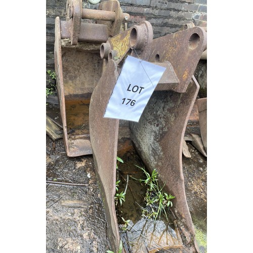 176 - 2 JCB 130 narrow ditching buckets