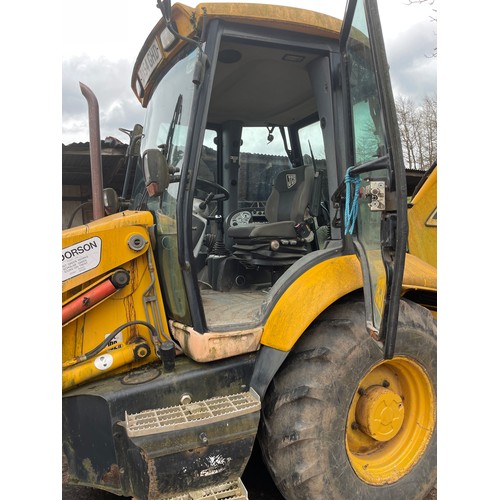 168 - 2004 JCB  3CX  to include ditching, narrow, trench and digging buckets with piped 4 Jack hammer.  39... 