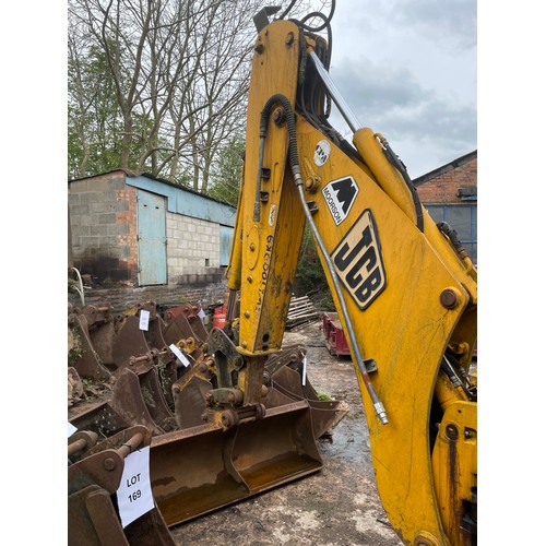 168 - 2004 JCB  3CX  to include ditching, narrow, trench and digging buckets with piped 4 Jack hammer.  39... 