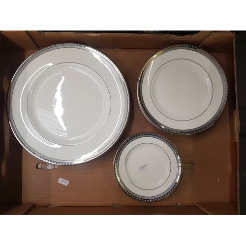 90 - Wedgwood 'Unity Platinum' pattern dinner ware to include 6 dinner plates, 6 salad plates and 6 side ... 