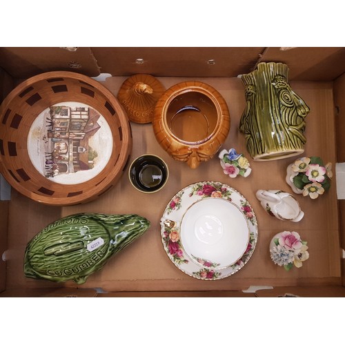 137 - A mixed collection of ceramic items to include vintage novelty face pots, Royal Albert Old Country R... 