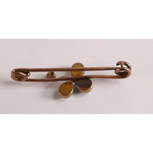 724 - Victorian 9ct rose gold bar brooch set with turquoise stones and a diamond, 2.8g.