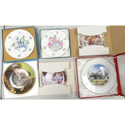 139 - A collection of decorative wall plates to include The Beggar Boys, Coalport Orchid, Coalport Clemati... 