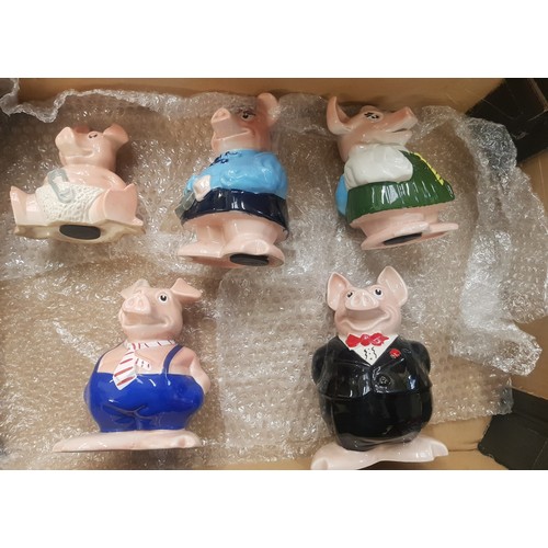 301 - A full set of 5 Wade Natwest pigs with original stoppers