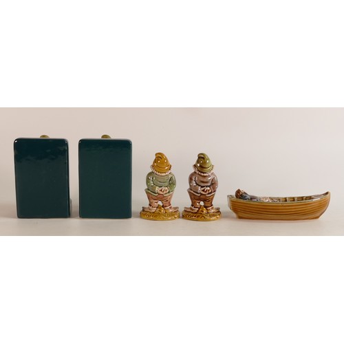 76 - Irish Wade Leprechauns: Collection of Leprechauns including bookends, two figures and a rare man in ... 