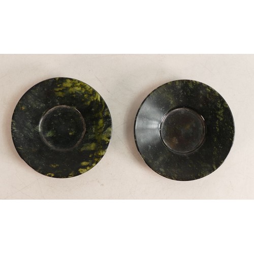 1663 - A pair of Spinach Jade bowls with lid and stand. Height: approx. 6cm (2)