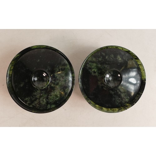 1663 - A pair of Spinach Jade bowls with lid and stand. Height: approx. 6cm (2)