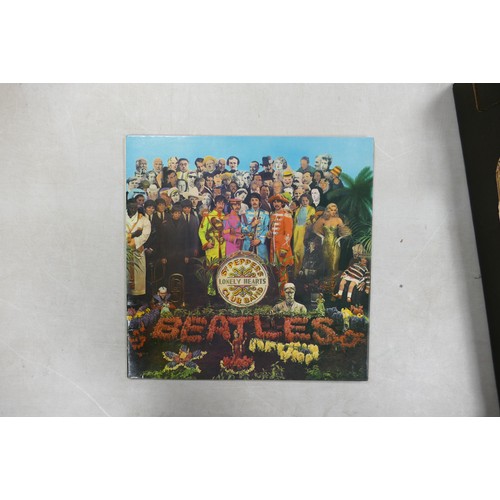 1678 - A collection of nice condition Vinyl Beatles LP's including Magical Mystery Tour Stereo PCTC 255 (wi... 