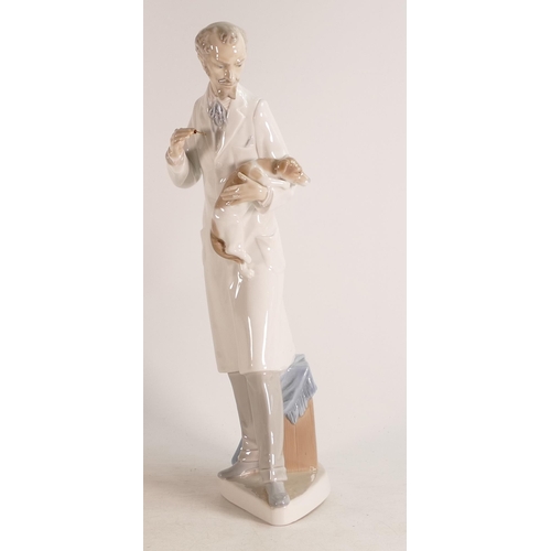 564 - Lladro figure of a Veterinarian 4825, height 34cm