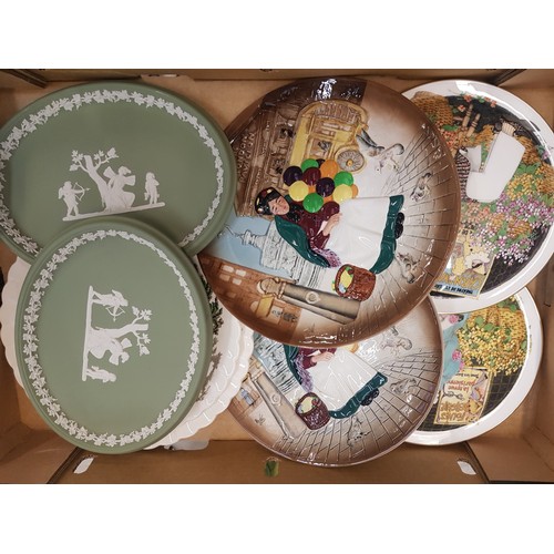 449 - A mixed collection of ceramic items to include two oval Wedgwood plaques, Royal Doulton clown theme ... 