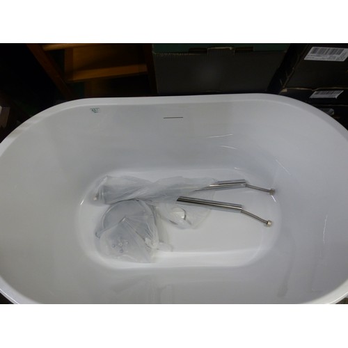 621 - New contemporary free standing bath tub with fittings and free standing taps
130cm L x 72cm W 59cm