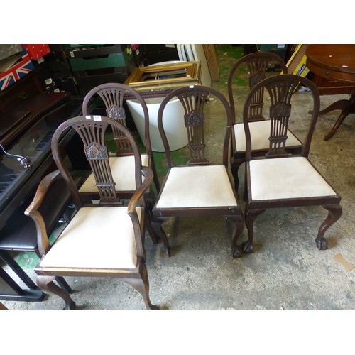 618 - A set of 4 carved oak dining chairs & 1 matching carver with ball and claw front supports (5 in tota... 