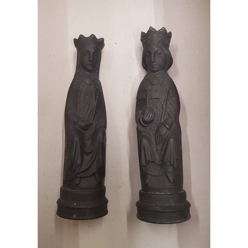 538 - Wedgwood black basalt King and Queen chess pieces (2).