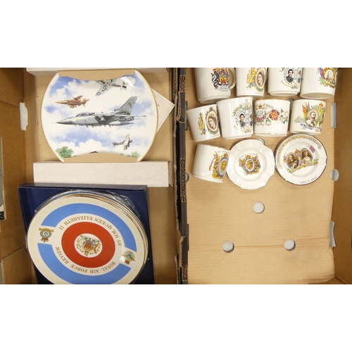 260 - A mixed collection of commemorative items to include Royal family tea cups and mugs to include some ... 