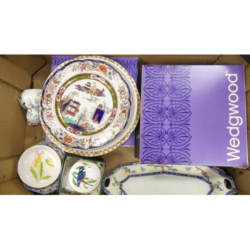 29 - A mixed collection of items to include three Wedgwood decorative wall plates, Masons oriental jug an... 