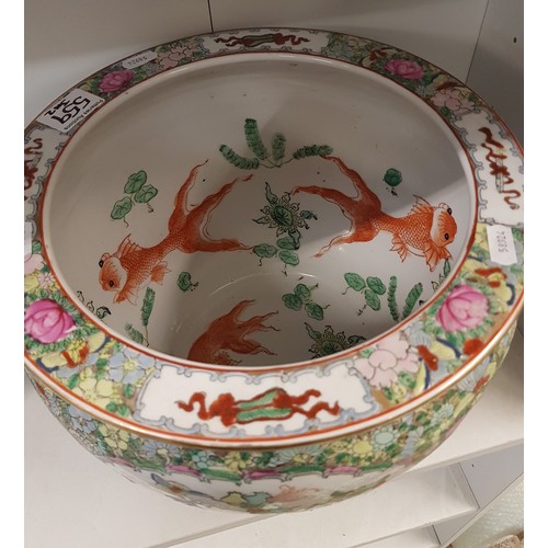 559 - A 20th century Chinese famille vert fishbowl/jardinière, the exterior painted with floral designs, t... 