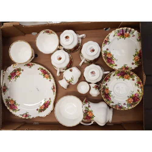 564 - Royal Albert Old Country Roses pattern 21pc tea set together with a small bud vase and miniature mil... 