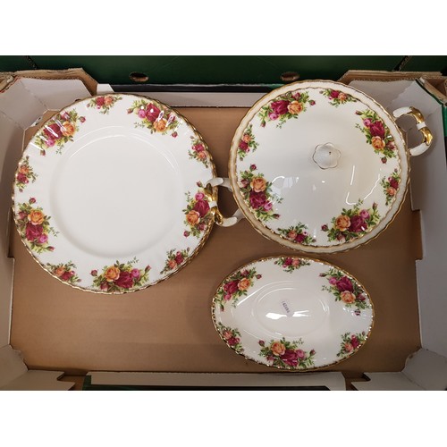 569 - Royal Albert Old Country Roses pattern dinnerware items to include 6 dinner plates, lidded tureen an... 