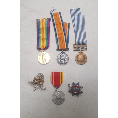 149 - A group of military service medals consisting of a 1914-1919 medal together with a 1914-1918 medal, ... 