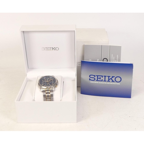 776 - Gentlemans Seiko quartz Chronograph, stainless steel watch & bracelet, boxed with spare links & pape... 