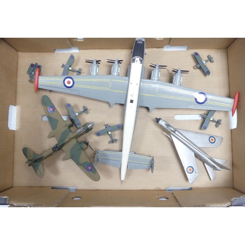 332 - A collection of made model aeroplanes to include Avro Shackleton, English Electric lightening, Dougl... 