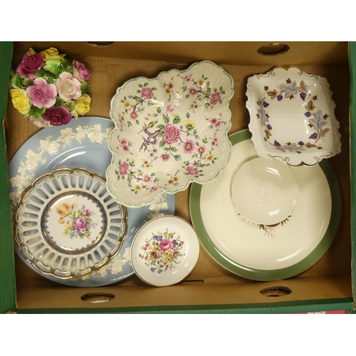 356 - A mixed collection of items to include flower posies, Wedgwood Queensware dinnerplate, Old Foley sca... 