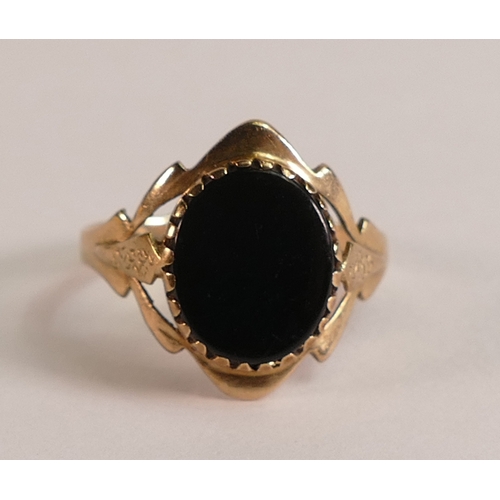 806 - 9ct gold ring set with black onyx stone, size K,2.3g.