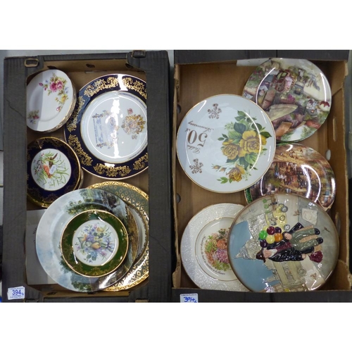 394 - A collection of decorative wall plates and similar - Aynsley and Weatherby examples (2 trays)