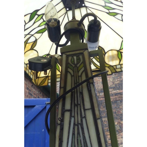 400 - Art Nouveau Tiffany style lamp with dual bulbs 67cm H