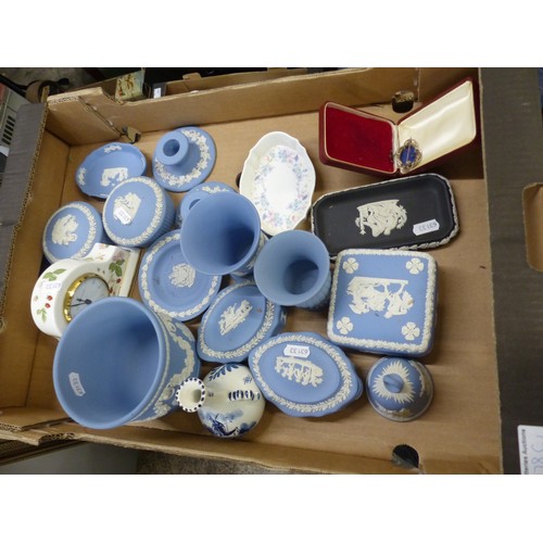 278C - A selection of Wedgwood to Include Wild Strawberry Clock,
Pale blue jasper small plant pot, four lid... 