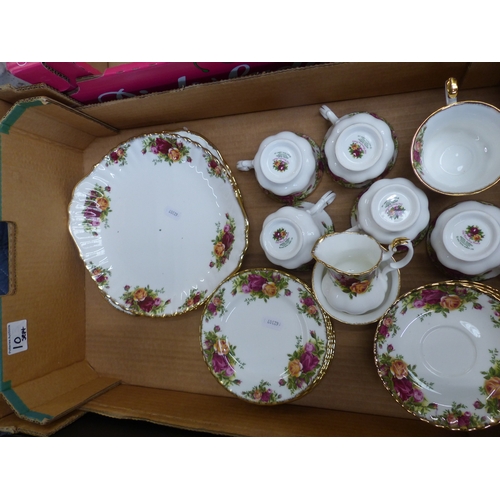 10 - Royal Albert Old Country Roses tea set consisting of 2 cake plates, small milk jug and small sugar b... 