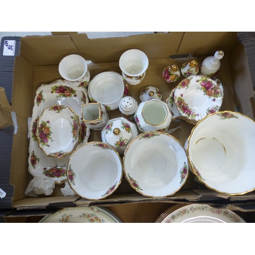 28 - Royal Albert Old Country Roses Items to include planters, vases, dishes, cruet items etc. (1 Tray)