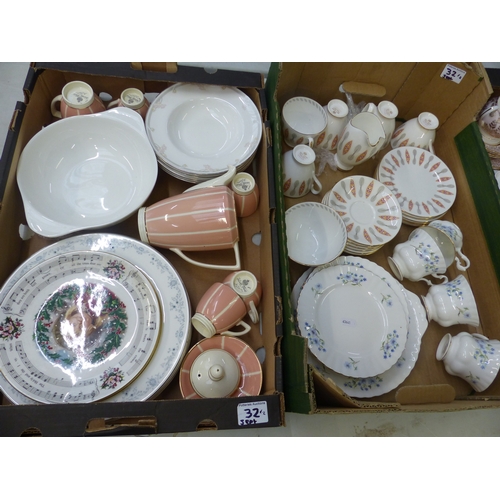 32 - A collection of Minton 'Solaro Ware' tea ware items to include 5 tea cups and saucers & tea pot, Roy... 