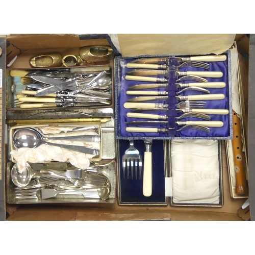 542 - Selection of Cutlery to include unboxed knives, forks and spoons. Boxed Serving Set, Fish Set and Th... 