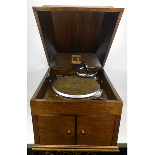 631 - HMV His Masters Voice, Early 20th Century Cased Gramophone with a small collection of vinyl. unteste... 