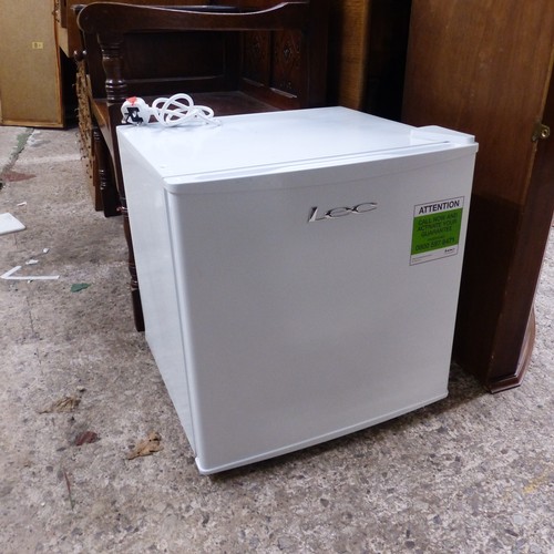 662 - Small LEC Upright Fridge Model number U50052W. With 1 internal shelf
Height 48cm