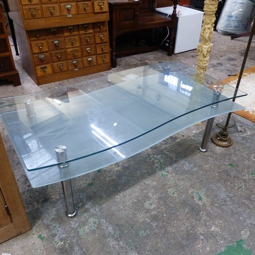 667 - Modern curved 2 tier glass coffee table
Height 42cm