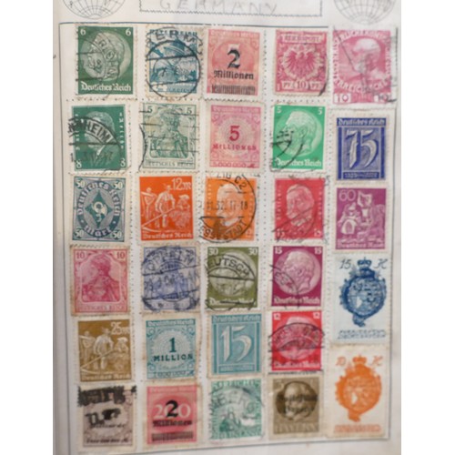 559 - A collection of old stamps comprising 3 albums of stamp of the world.