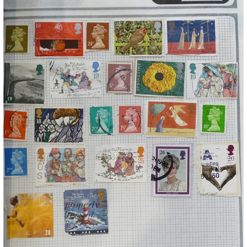 559 - A collection of old stamps comprising 3 albums of stamp of the world.