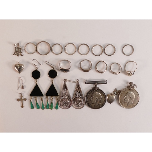 725 - A collection of various silver jewellery and two first world war Victory medals, 113g.